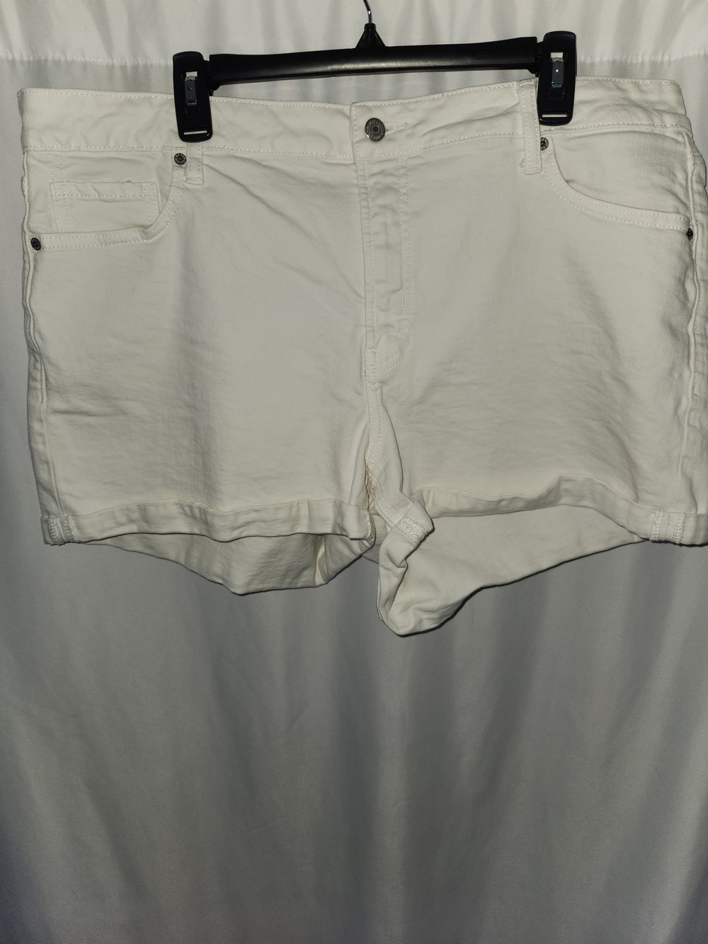 Women's Off-White Jean Shorts #clean #crisp #flattering #cuffed #neutral #summer